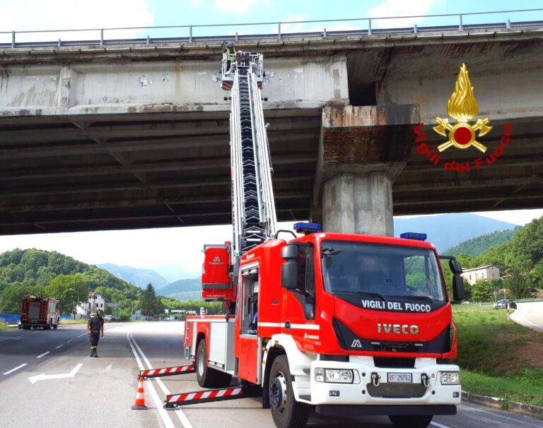 Cadono calcinacci da un viadotto: chiuso un tratto dell’Ofantina