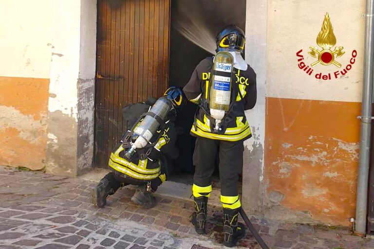Montefalcione, fiamme a un deposito: nessun ferito