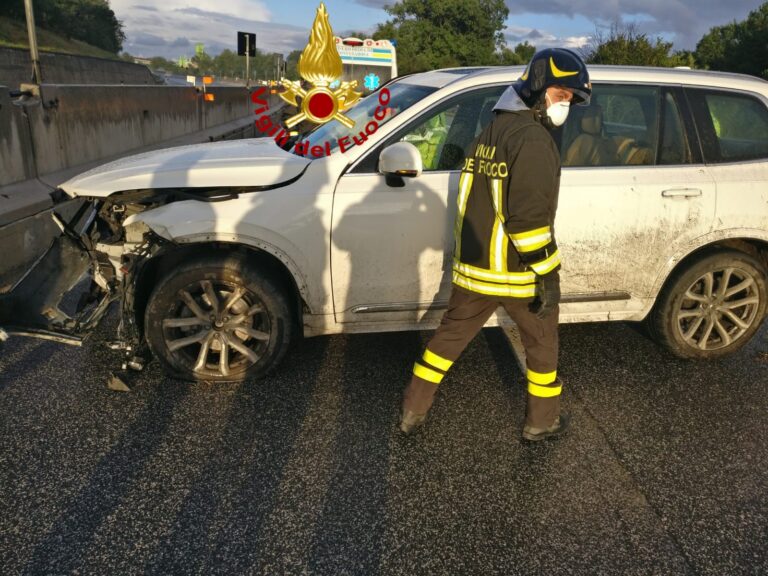 Mirabella Eclano: auto sbanda e finisce contro carreggiata