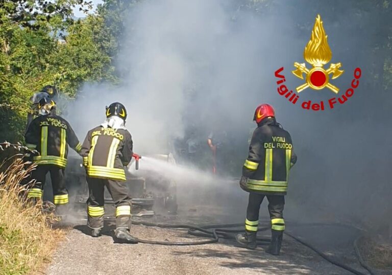 Lioni: auto in fiamme. Salvo l’uomo alla guida