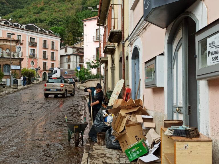 FOTO E VIDEO / Il fango e la voglia di rialzarsi di Monteforte Irpino. E la paura. “Abbiamo visto la morte in faccia”