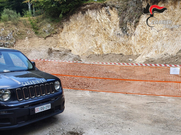 Summonte, deturpano una roccia per rifare il manto stradale: cinque denunce