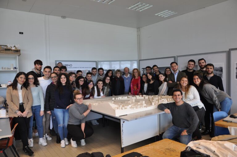 FOTO / “Buon viaggio, professore”. I “suoi” studenti salutano l’ex assessore Vanacore