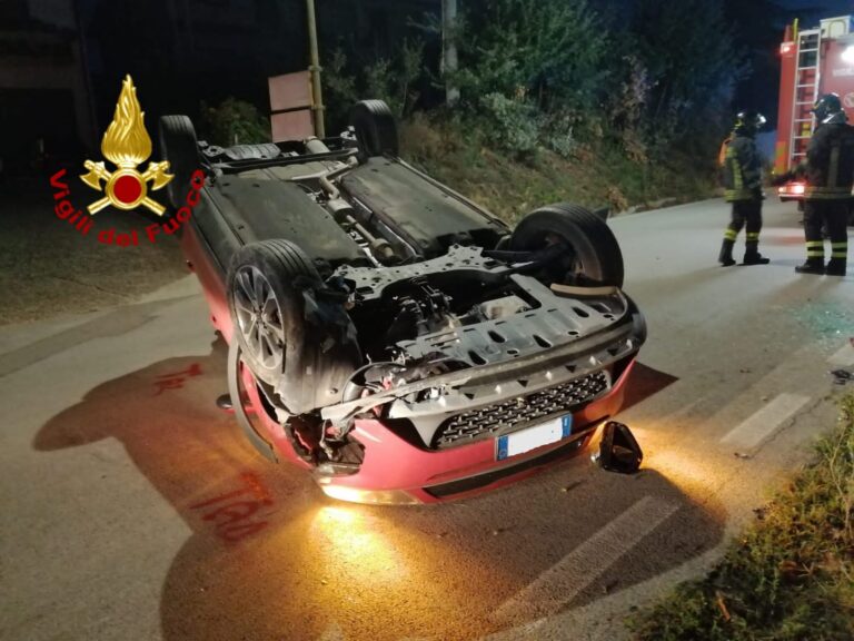 Bonito, impatto sulla provinciale: auto si ribalta