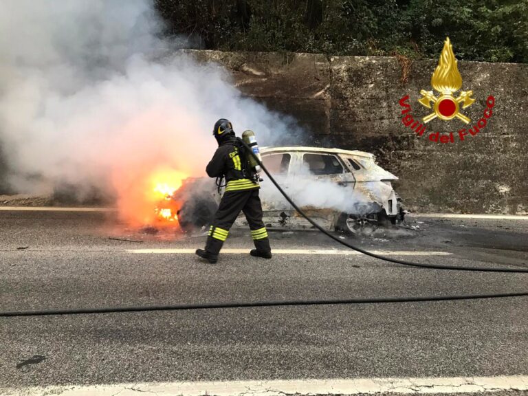 Monteforte, auto prende fuoco in autostrada