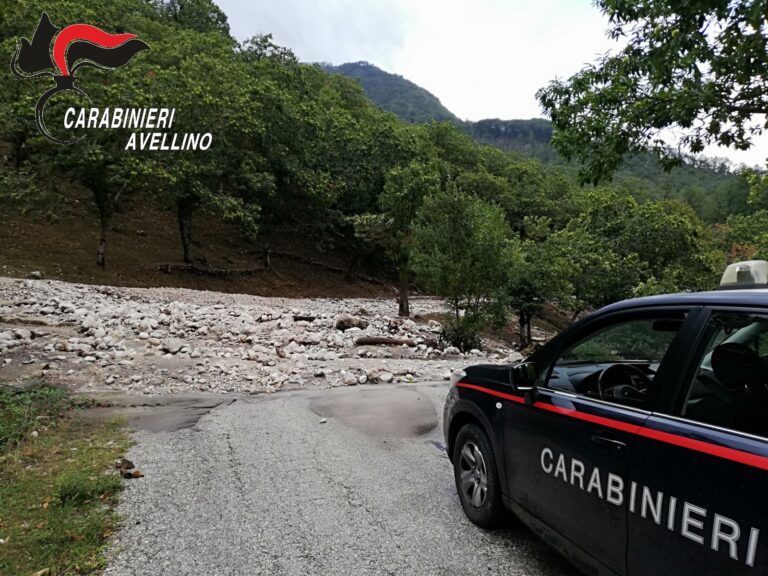 Frana sulla Provinciale tra Bagnoli Irpino e Acerno: circolazione bloccata
