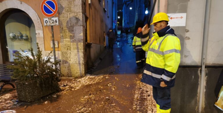 A Monteforte e Sarno centri di accoglienza per gli evacuati: notte fuori casa per decine di famiglie