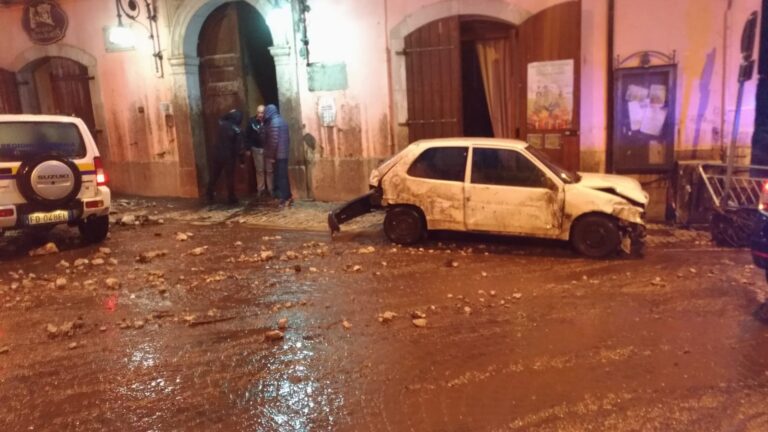 VIDEO / Monteforte Irpino: la lunga notte di lavoro per liberare il paese dal fango