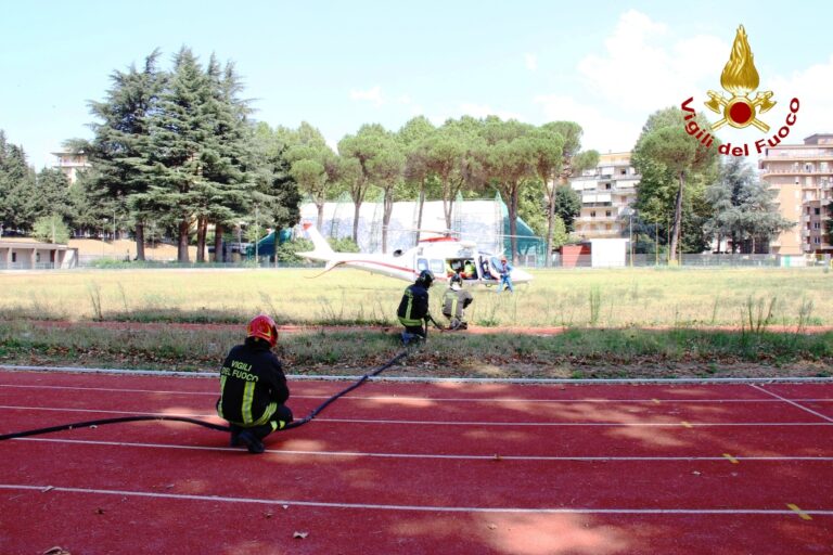 Video/Incidente a Conza, donna incastrata nella vettura tratta in salvo dai Caschi Rossi