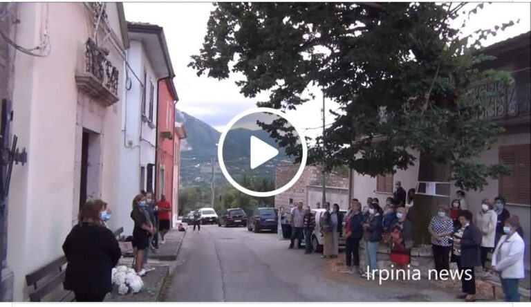 VIDEO/Lapio: il prete chiude la chiesa, i fedeli costretti a pregare all’aperto
