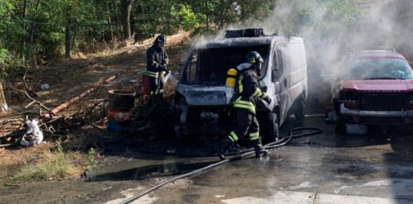 Montecalvo Irpino: in fiamme un furgone