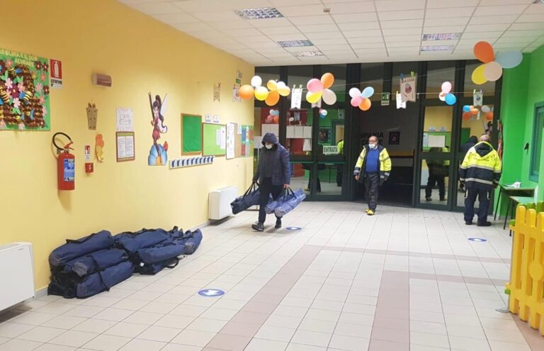 FOTO /  A Monteforte si va a scuola, ma per dormire: la notte degli evacuati