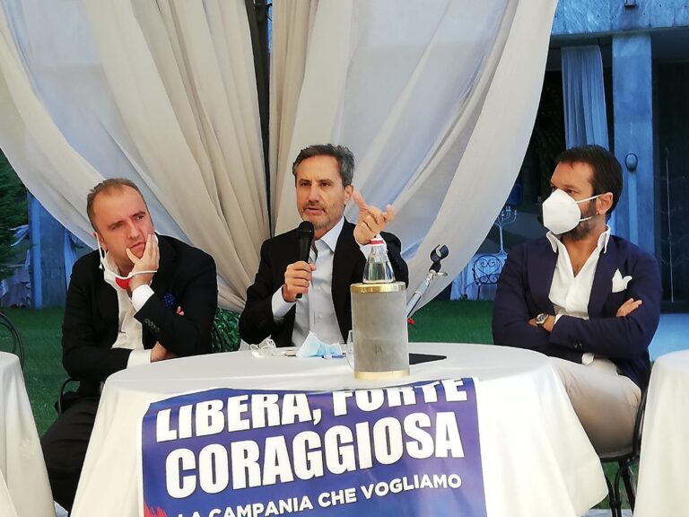 FOTO E VIDEO / “Irpini troppo intelligenti per essere sottomessi da un clan di salernitani”. “De Luca prima del covid era destinato a sparire”. Oggi Caldoro-day