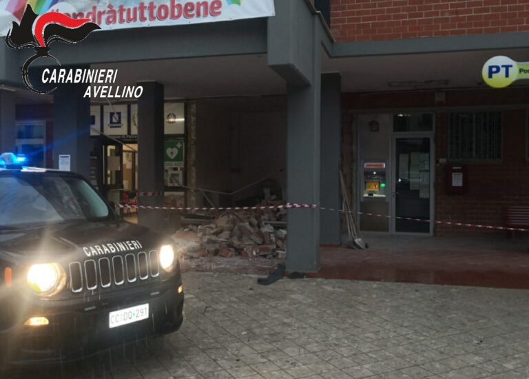Tentano il colpo in banca con l’esplosivo: messi in fuga dall’arrivo dell’Arma