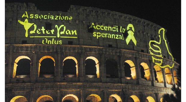 Roma, un selfie al Colosseo: l’associazione Peter Pan contro i tumori