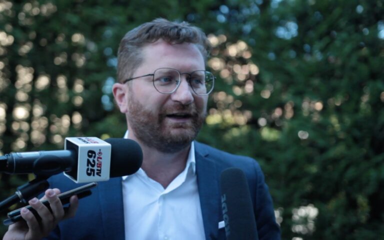 Terremoto politico a Chiusano San Domenico: sfiduciato il sindaco De Angelis