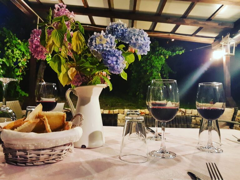 Storie di Cucina, vino e vigne: “La vera cucina irpina incontra i migliori Taurasi”