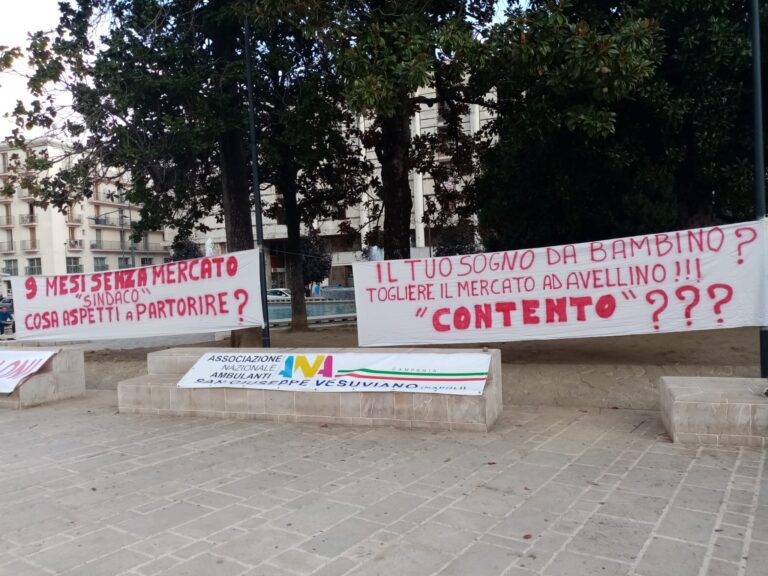 Video/Vicenda mercato, ambulanti in protesta a Piazza Libertà