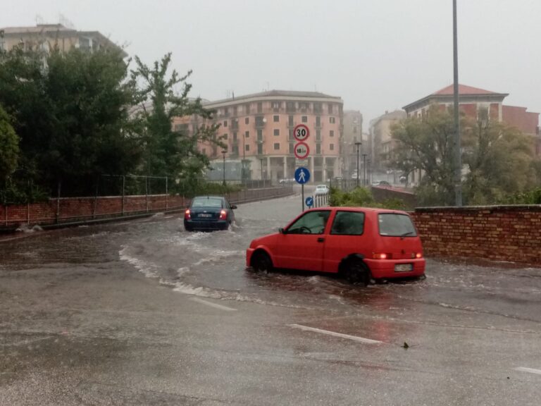 FOTO / Pioggia e vento, “caos” anche ad Avellino