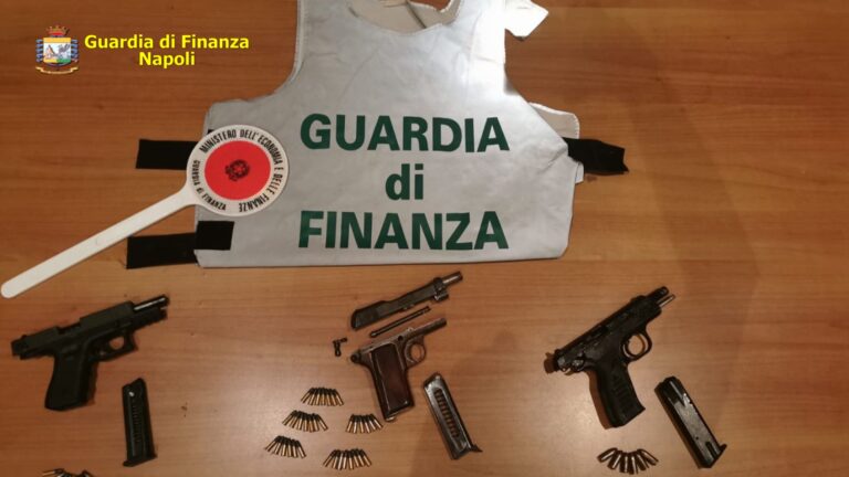 VIDEO/ Guardia di Finanza, sequestrate armi e munizioni a Ponticelli