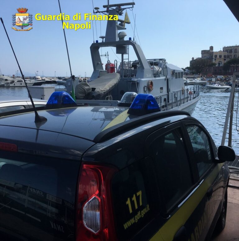 Napoli, scoglio di Marechiaro: sequestrati due stabilimenti balneari abusivi