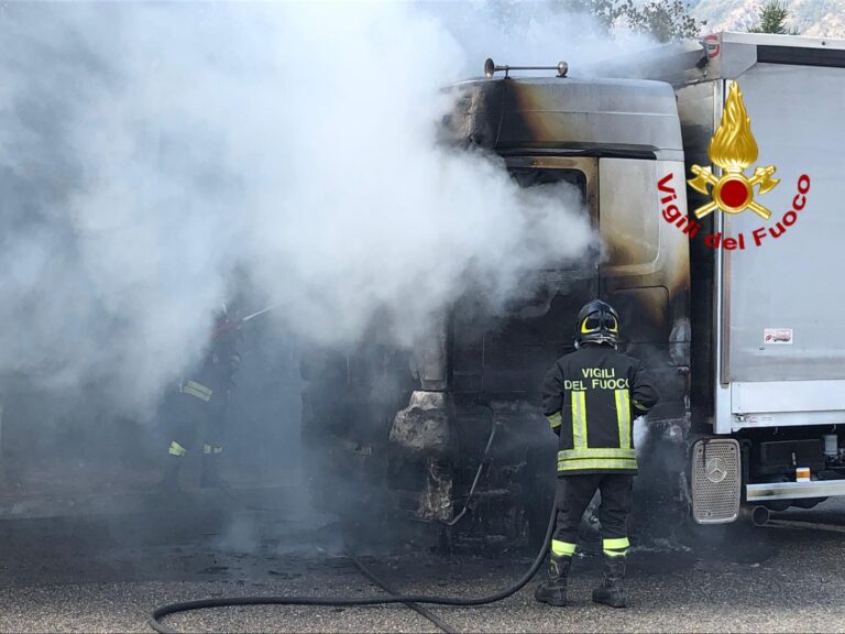 Mercogliano, incendio al casello autostradale: camion in fiamme