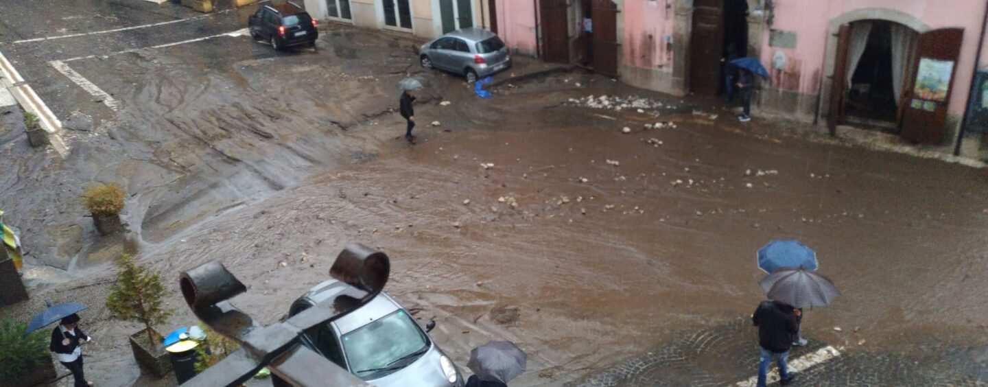 FOTO / Maltempo, frana a Monteforte Irpino: paura e disagi. Il sindaco: “Non uscite di casa”