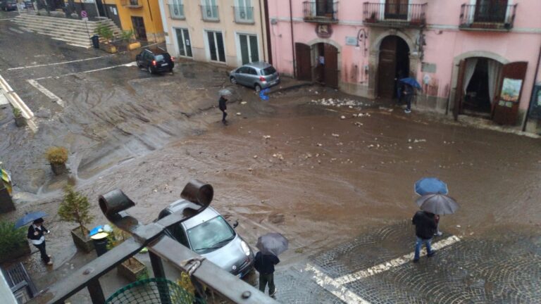 FOTO / Maltempo, frana a Monteforte Irpino: paura e disagi. Il sindaco: “Non uscite di casa”
