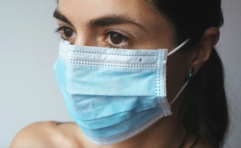 Obbligo di mascherina all’aperto e chiusura anticipata dei locali. Il Governo lavora al nuovo Decreto