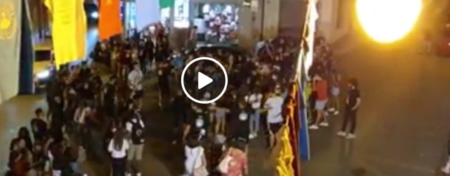 VIDEO/Mirabella, annullata la “tirata del carro” ma i giovani e un fascio di luci mantengono viva la tradizione