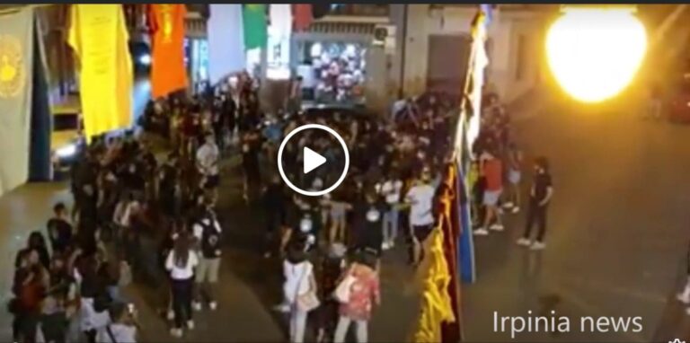 VIDEO/Mirabella, annullata la “tirata del carro” ma i giovani e un fascio di luci mantengono viva la tradizione