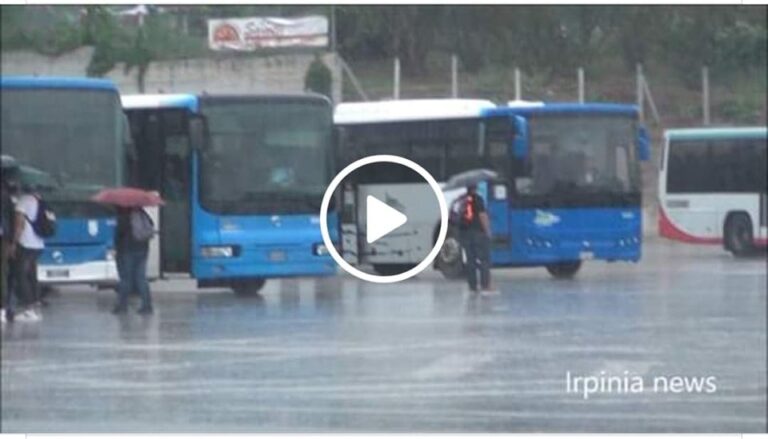 VIDEO:”Sotto la pioggia come bestie, senza nessun servizio”: la protesta dei pendolari al terminal bus di piazzale degli irpini