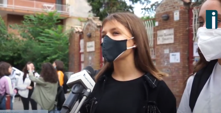 Video/Scuola. Terminato il primo giorno gli studenti analizzano le differenze:”Un po’ strano tornare in classe così, ma è necessario”
