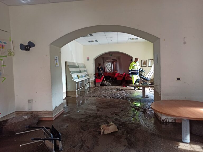 VIDEO E FOTO / “Abbiamo perso il nostro teatro ma ritorneremo più forti di prima”. Le lacrime di Mario nel giorno più buio di Monteforte
