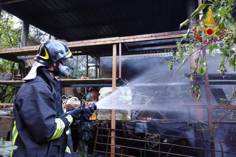 FOTO E VIDEO / Deposito in fiamme, due squadre di caschi rossi a Celzi di Forino per domare l’incendio