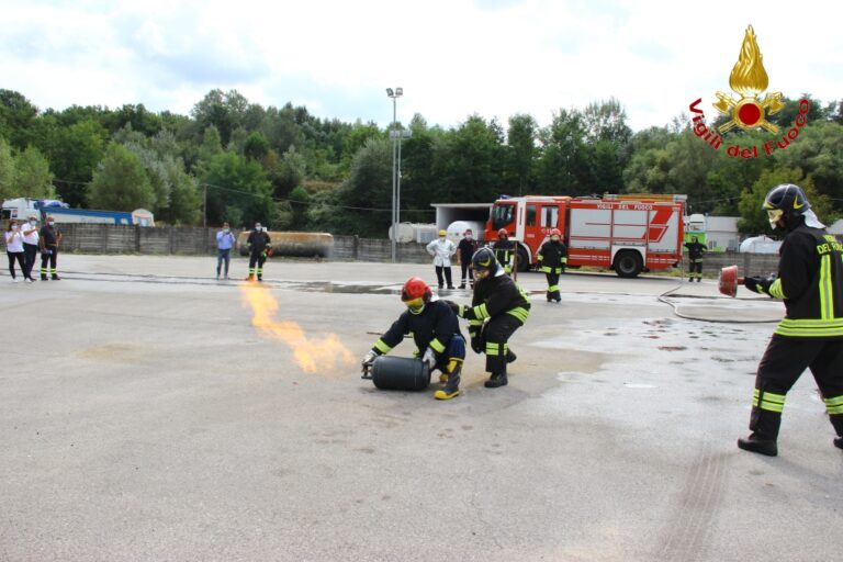 FOTO E VIDEO / Vigili del fuoco, l’esercitazione in una ditta di Pratola Serra
