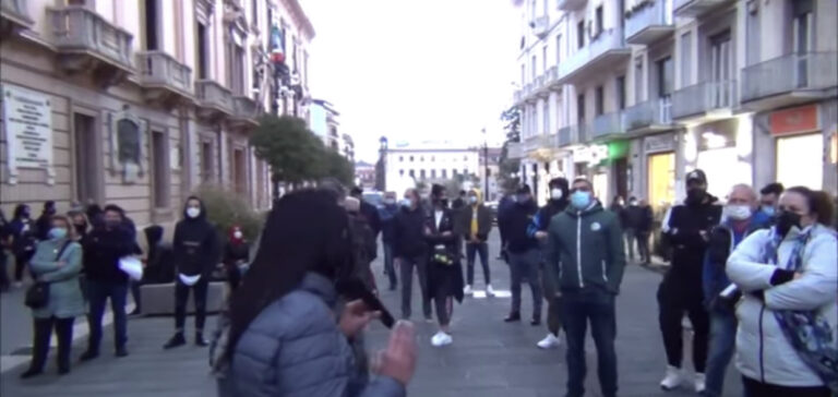 VIDEO/ Avellino, la protesta dei negozianti al corso: “Il Governo ci sta facendo fallire”