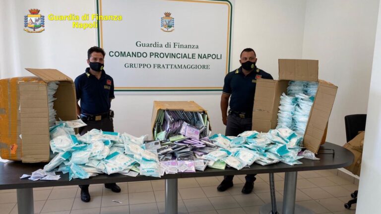 Tra Halloween e Covid, a Napoli maxi sequestro di maschere e mascherine cinesi