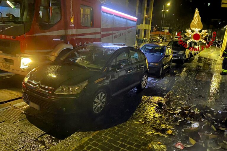 Avellino, via Serafino Soldi: cassoni per la raccolta differenziata in fiamme