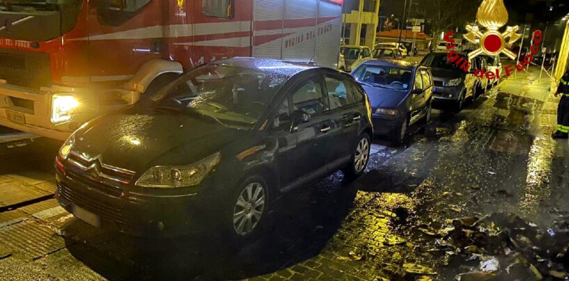 Avellino, via Serafino Soldi: cassoni per la raccolta differenziata in fiamme