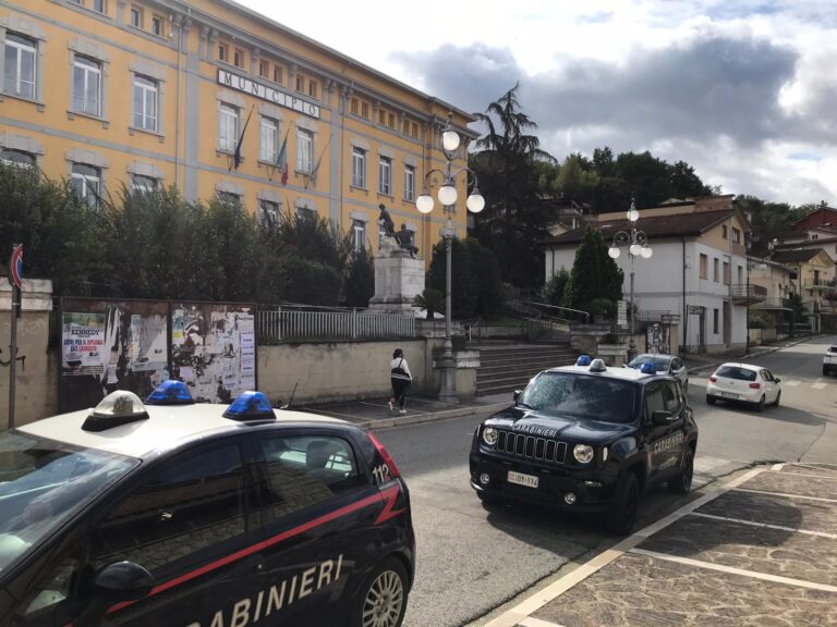 VIDEO/ Pratola Serra, blitz dei carabinieri al Comune