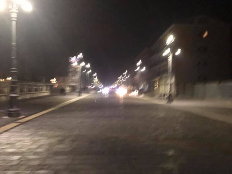 In Campania ristoranti chiusi dalle 18 e coprifuoco dalle 23: De Luca firma l’ordinanza