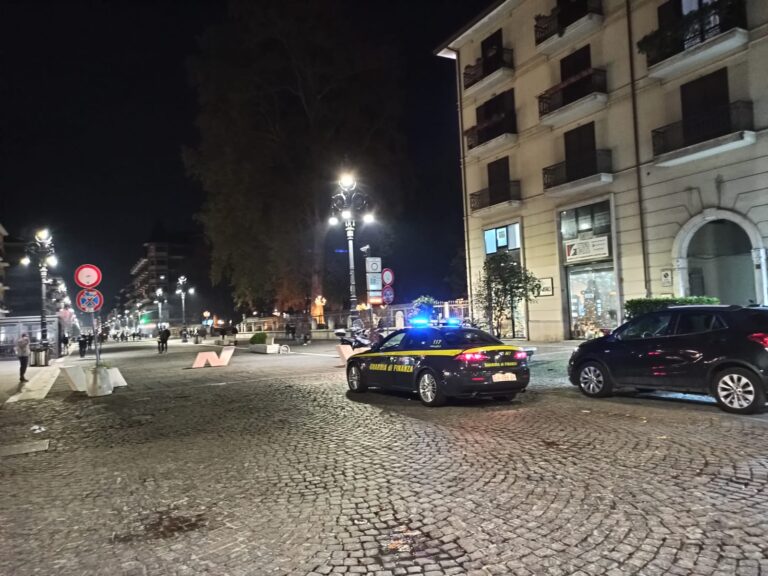 FOTO E VIDEO / L’asporto non è per tutti. Viaggio nella città delle luci spente dei bar. I gestori: “Siamo sull’orlo del precipizio”