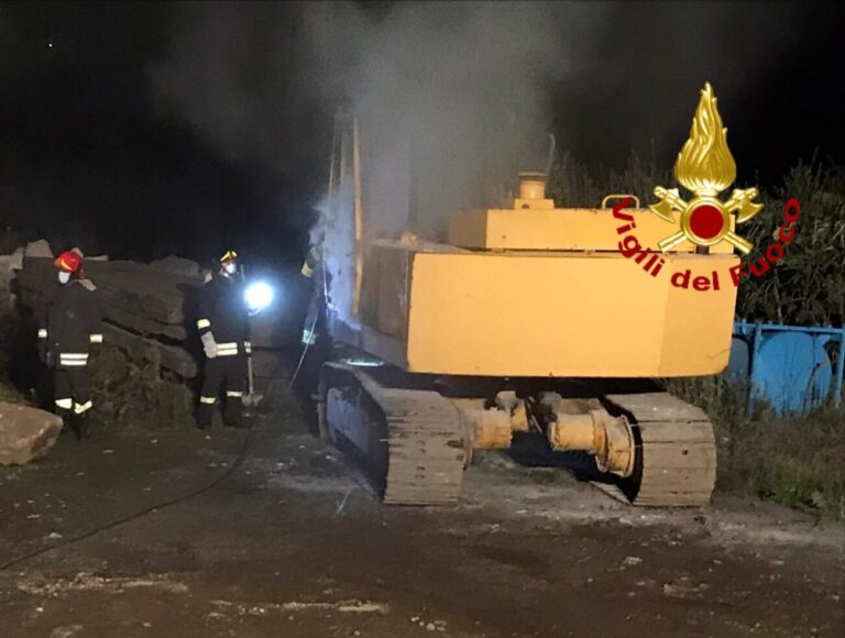 Sirignano, escavatore in fiamme vicino al cimitero