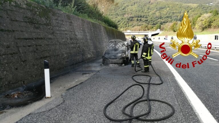 In Irpinia da Napoli, macchina in fiamme sull’autostrada