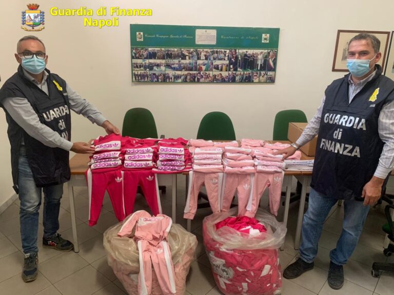 VIDEO/ Confezionano falsi capi d’abbigliamento dell’Adidas: 4 denunce nel napoletano