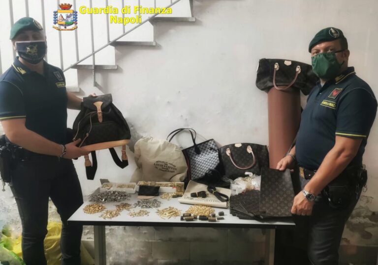 VIDEO/ Articoli contraffatti nel Napoletano: due denunce