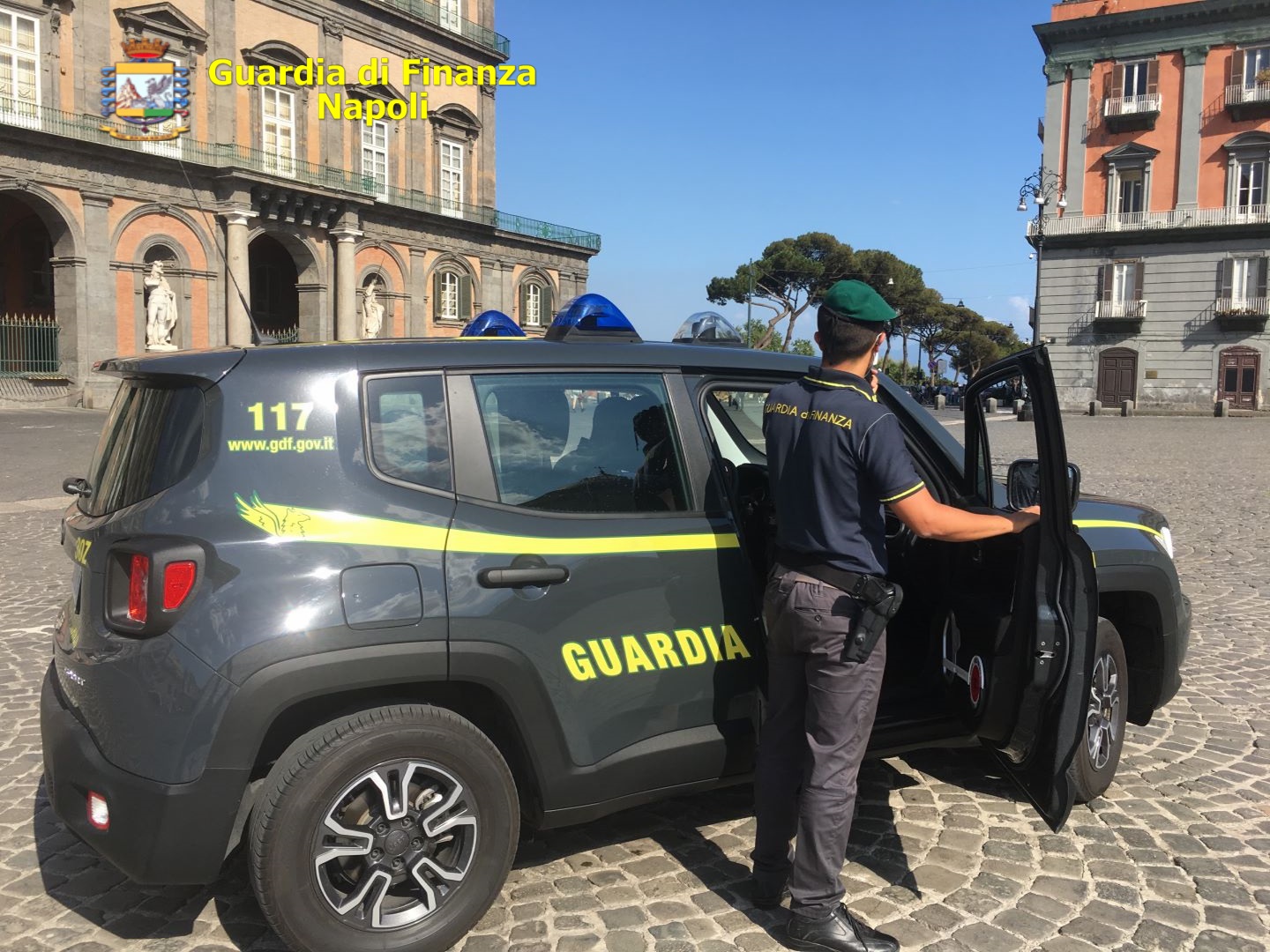 FOTO / Guardia di Finanza Napoli, giro di vite nel fine settimana con  controlli anticovid e sulla movida