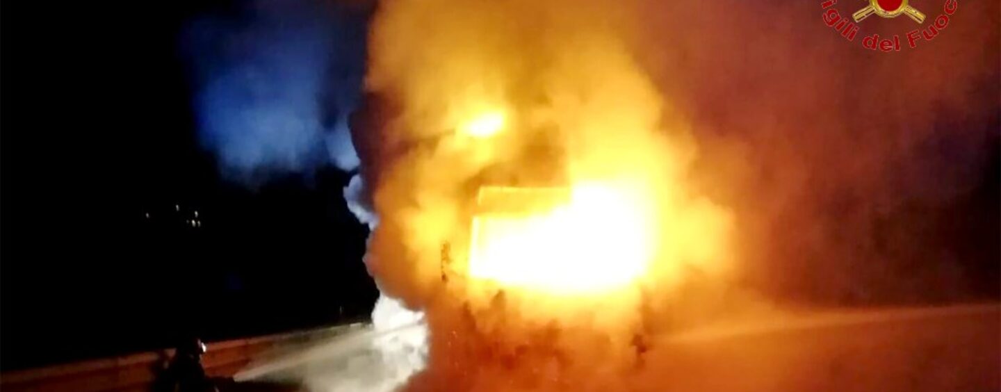 Autocarro che trasportava frutta in fiamme sull’A16: i caschi rossi evitano guai peggiori