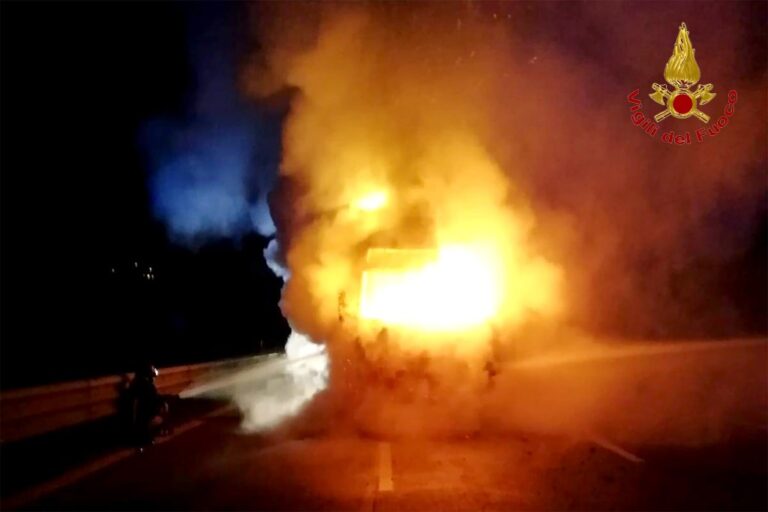 Autocarro che trasportava frutta in fiamme sull’A16: i caschi rossi evitano guai peggiori